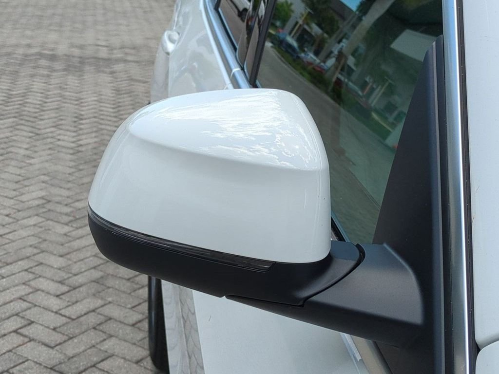 New 2026 Alpine White BMW sDrive40i image 12
