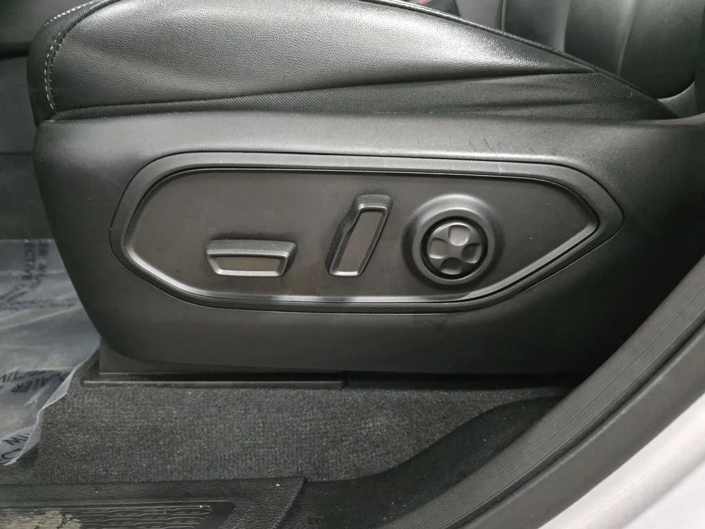 Used 2023 Silver Jeep Limited image 31