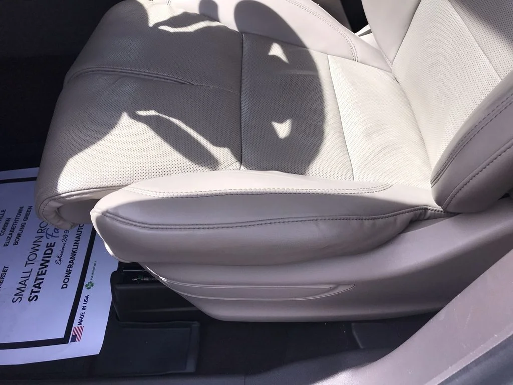 Used 2021 White Lincoln Reserve image 12