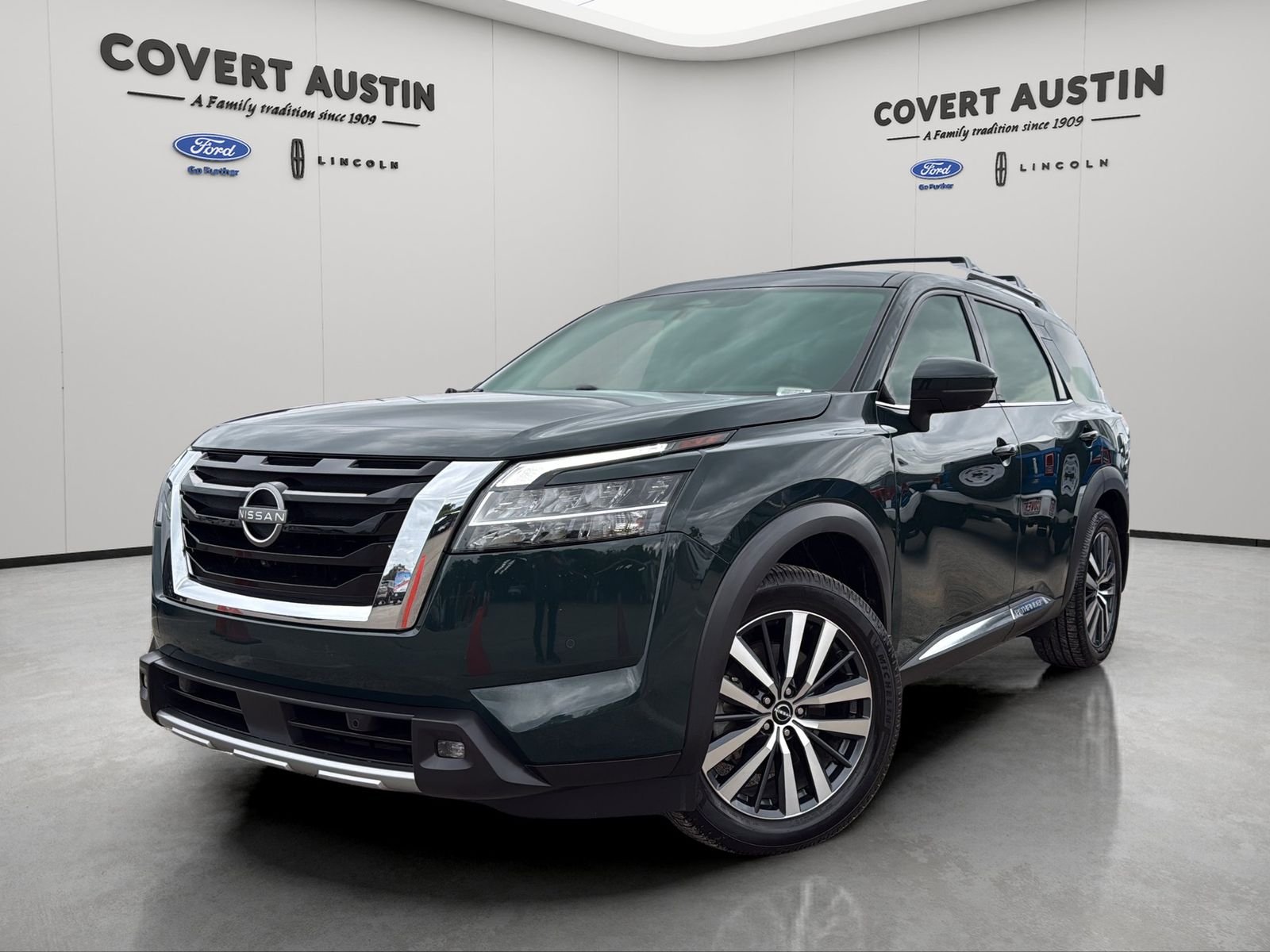 Used 2022 Black Nissan Platinum image 1