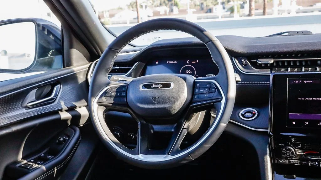 Used 2025 Silver Jeep Altitude image 18