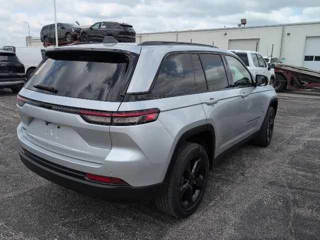 Used 2023 Silver Jeep Altitude X image 2
