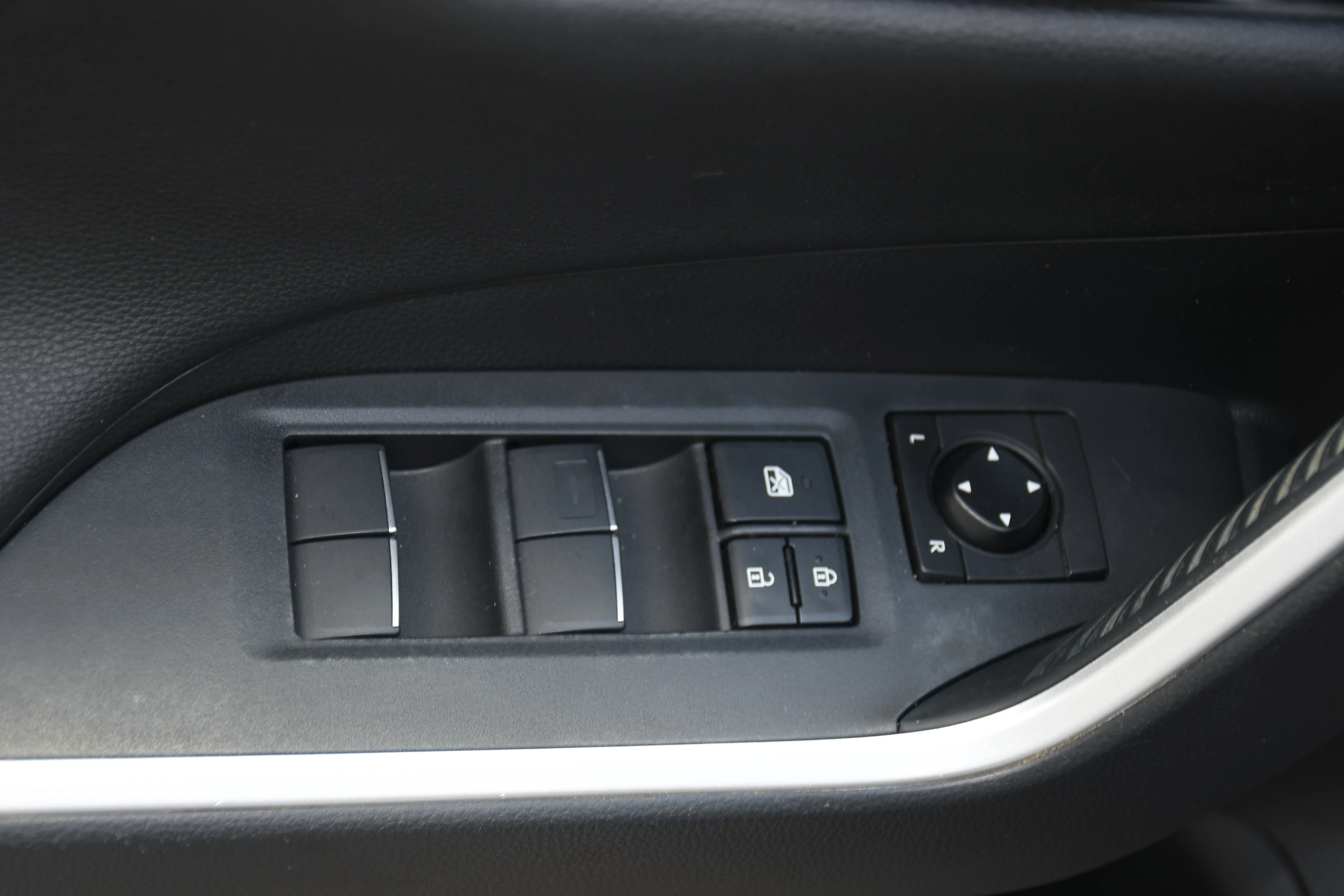 Used 2019  Toyota Limited image 11