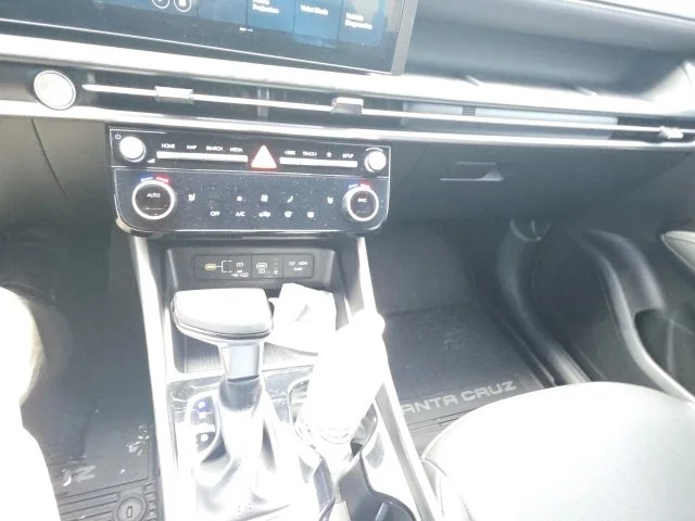 Used 2025 White Hyundai SEL image 4