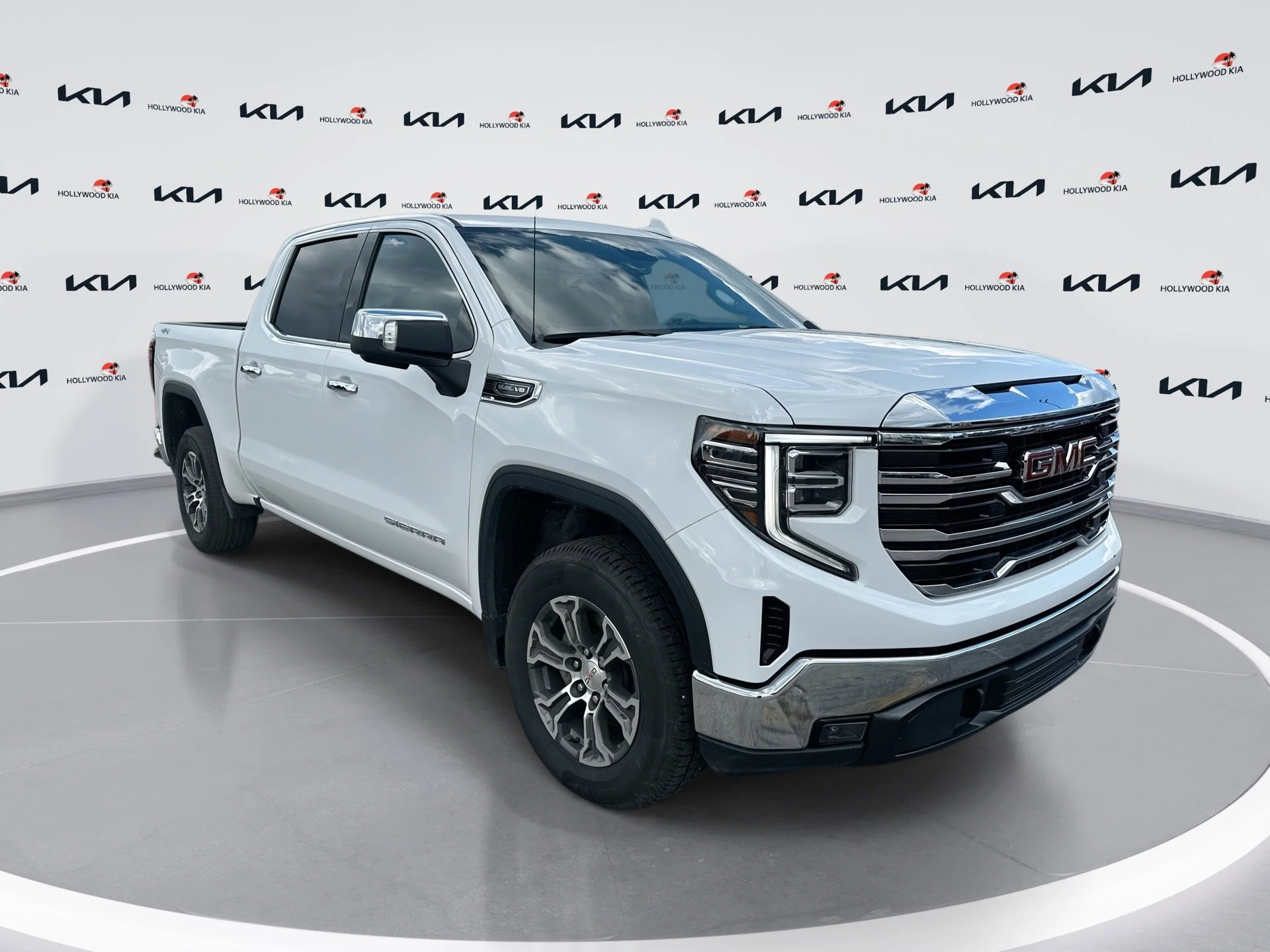 2025 GMC Sierra 4WD Crew Cab Short Box SLT's photo