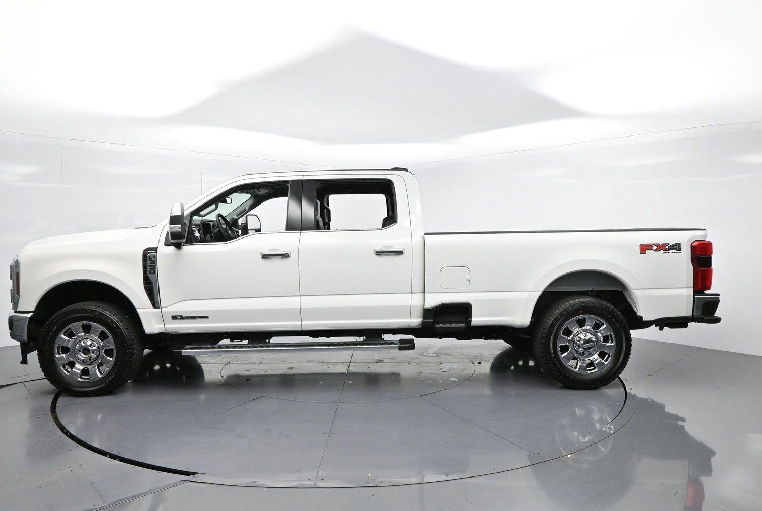 Used 2025 White Ford XL image 4