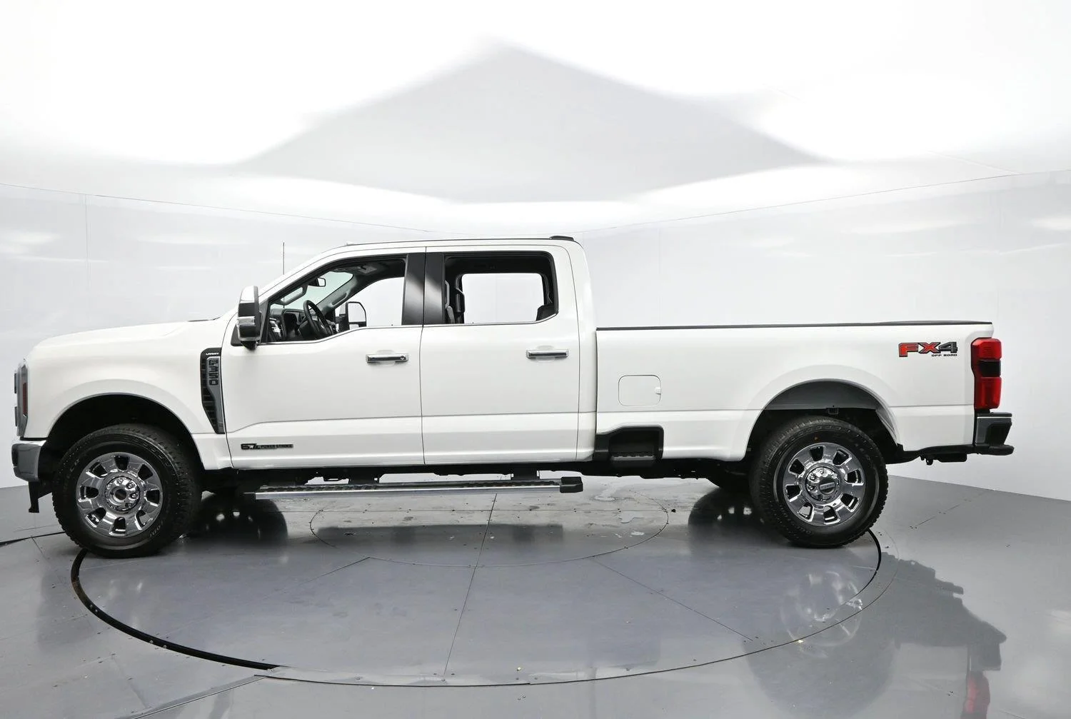 Used 2025 White Ford XL image 4