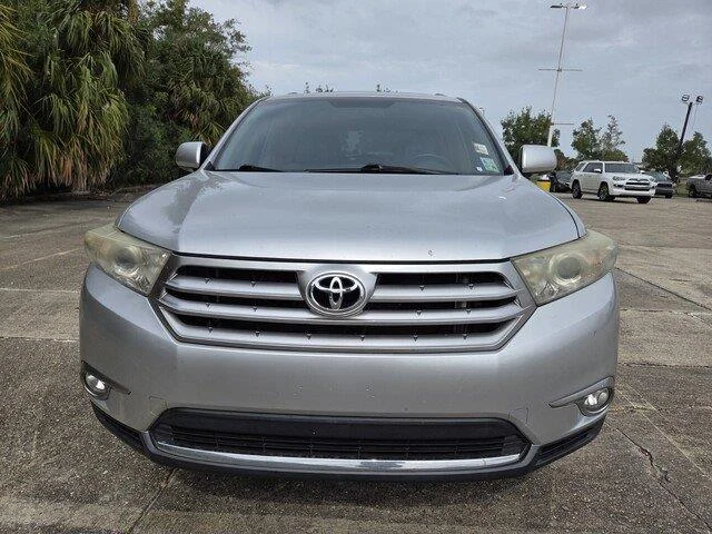 Used 2013 Classic Silver Metallic Toyota Limited image 2
