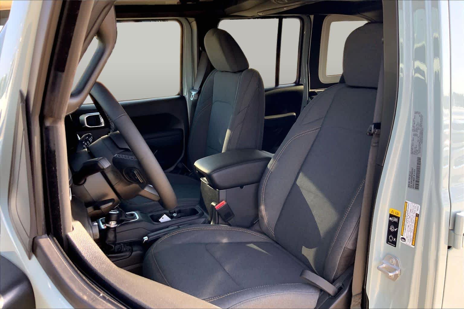New 2026 Earl Clearcoat Jeep Sport S image 9
