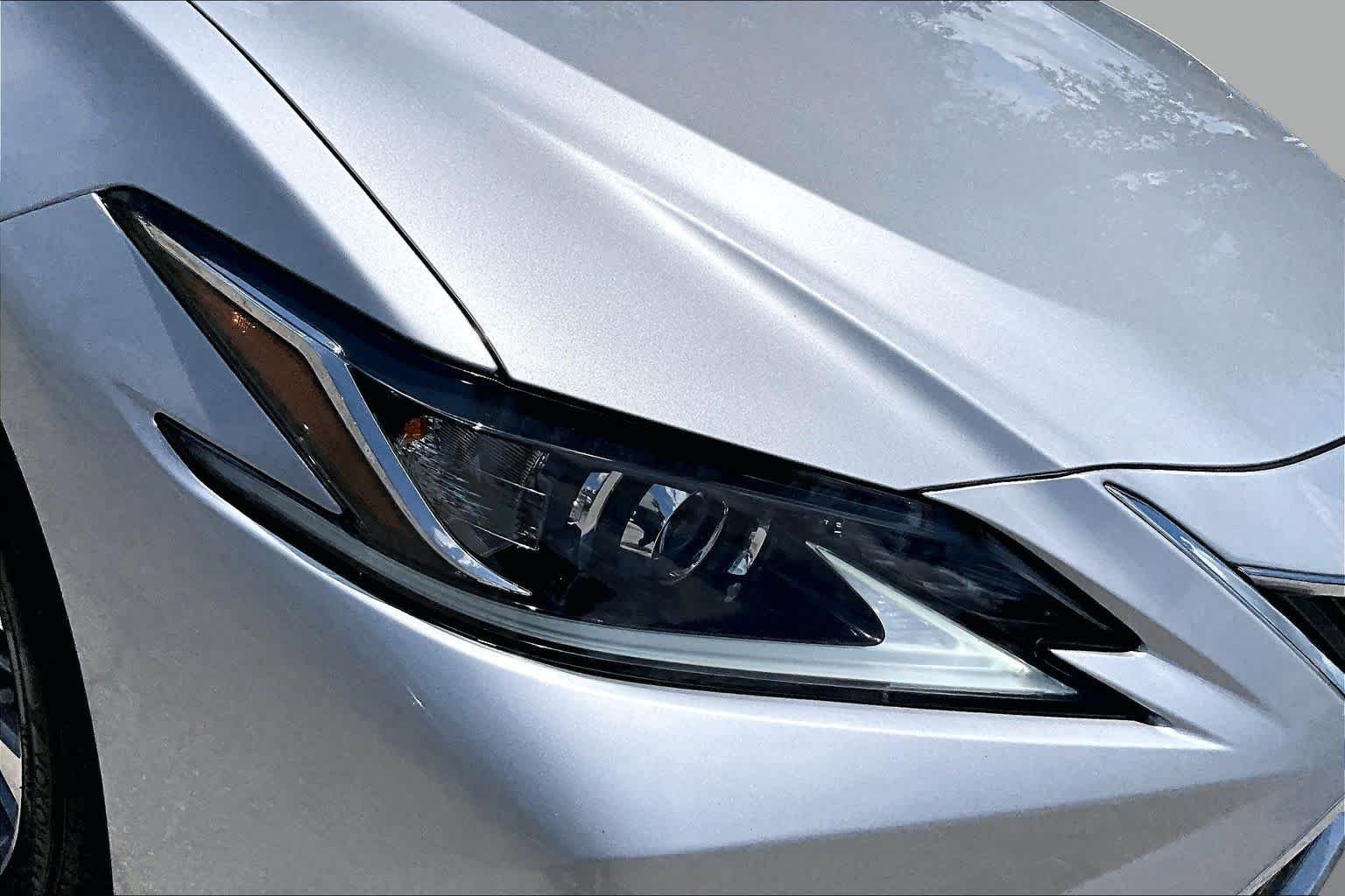 Used 2020 Silver Lining Metallic Lexus  image 28