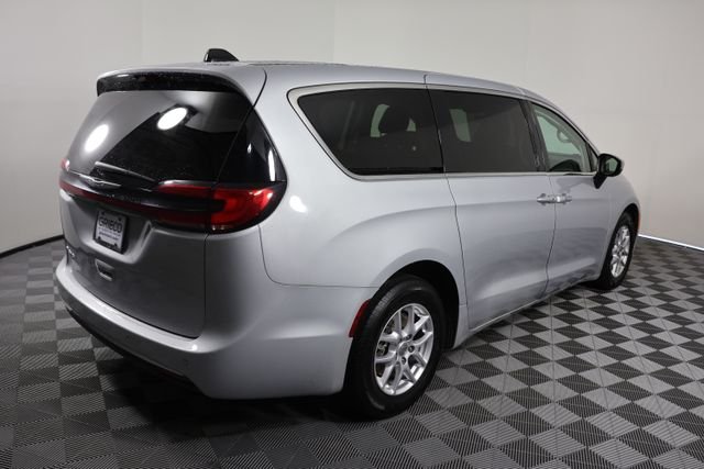 Used 2023 Silver Mist Clearcoat Chrysler Touring L image 8