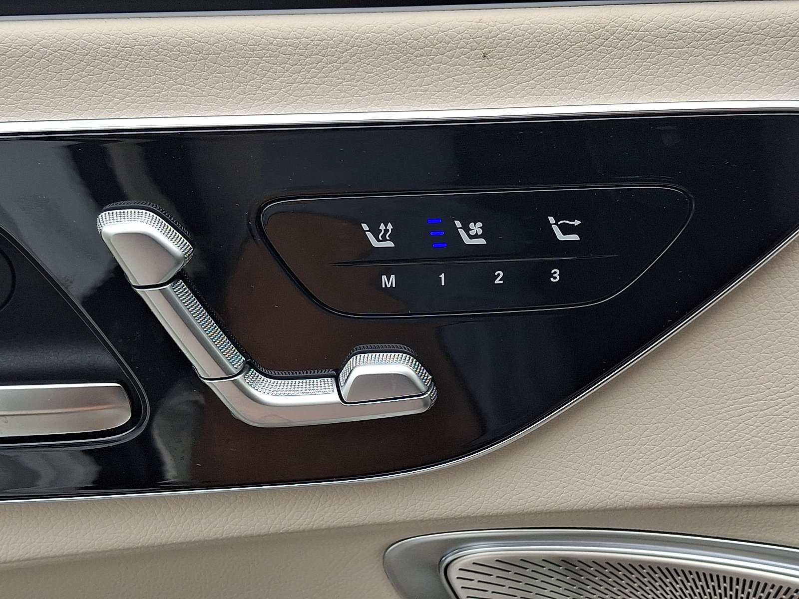 New 2026 MANUFAKTUR Moonlight White Metallic Mercedes-Benz AMG® CLE 53 4MATIC+ Cabriolet image 15