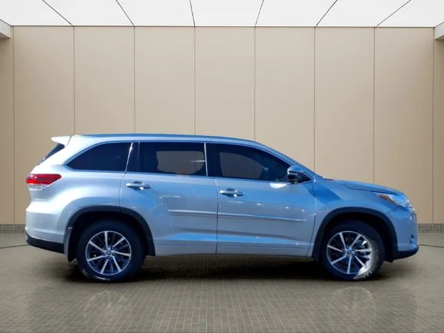 Used 2017 Silver Toyota XLE image 5