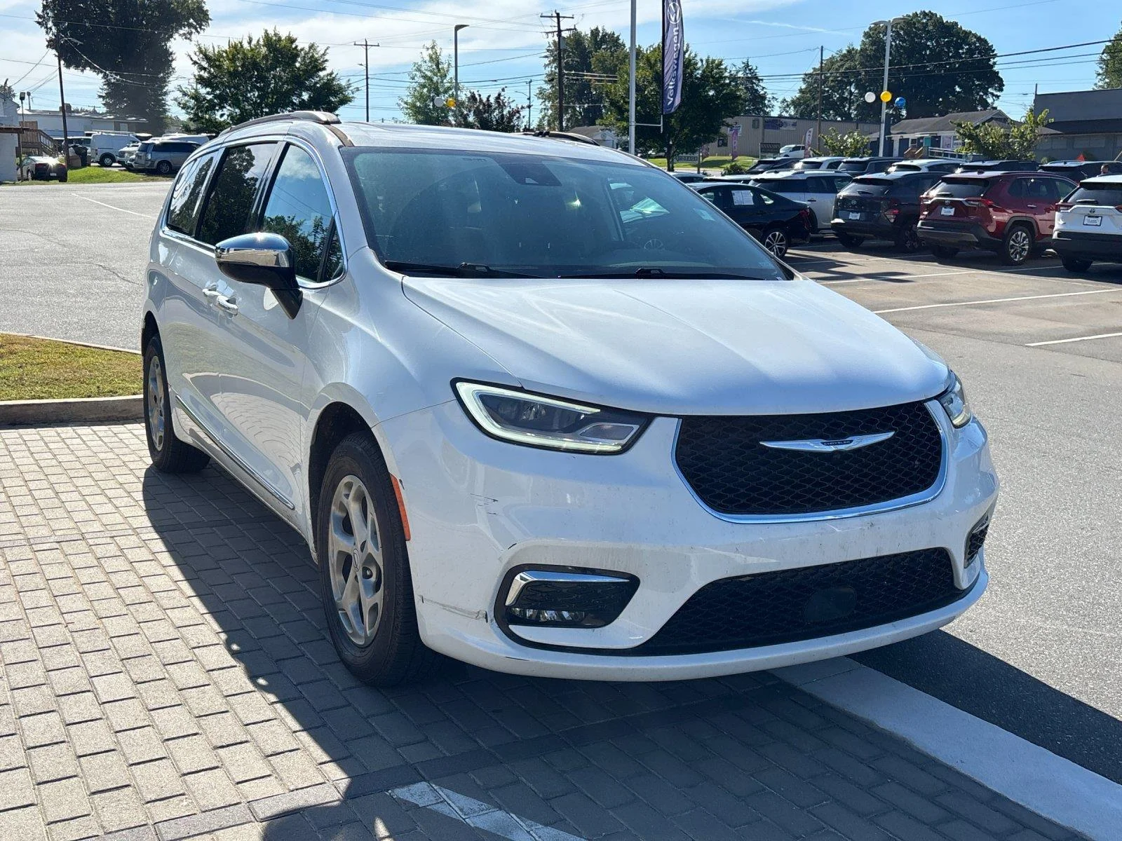 Used 2023  Chrysler Limited image 7