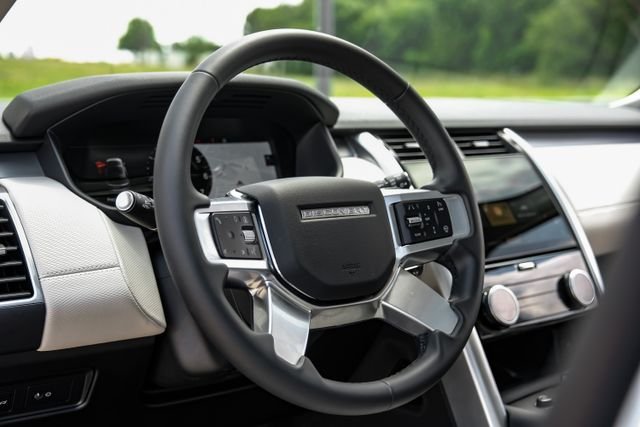 Used 2025 White Land Rover Dynamic SE image 19