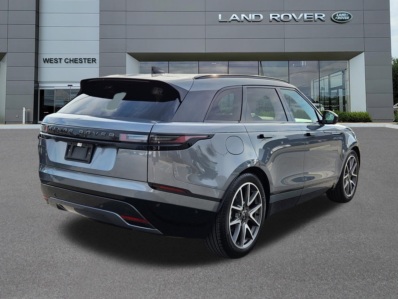 Certified Used 2026 Zadar Gray Premium Metallic Land Rover Dynamic SE image 4