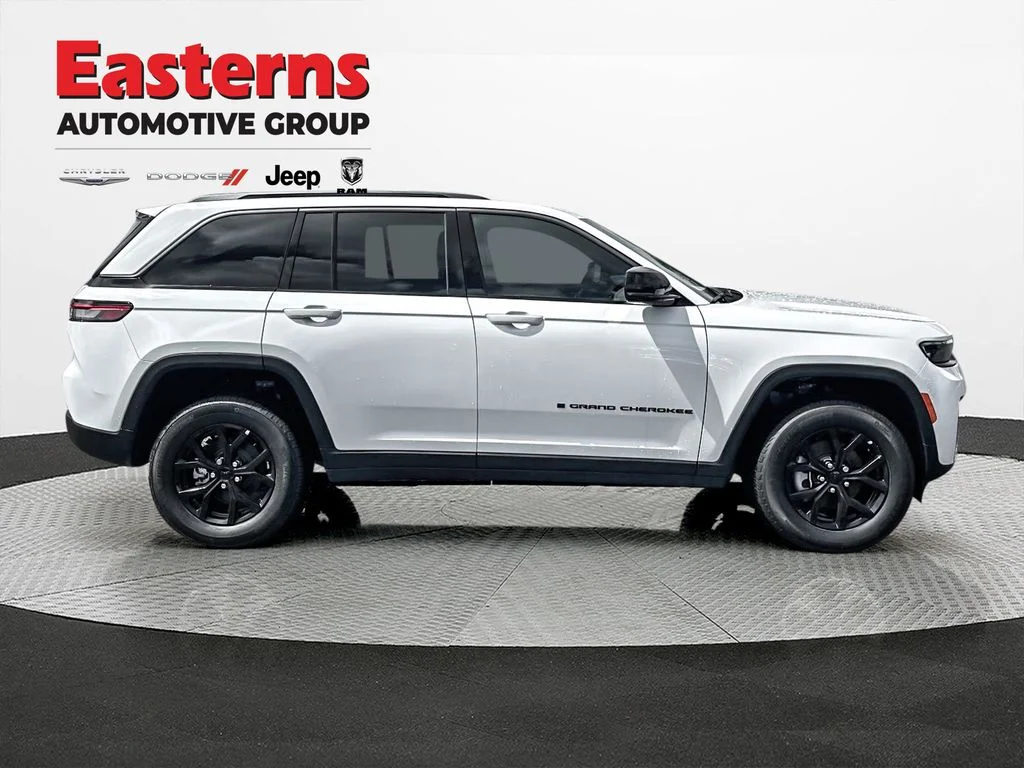 New 2026 Bright White Clear-Coat Exterior Paint Jeep Altitude image 6