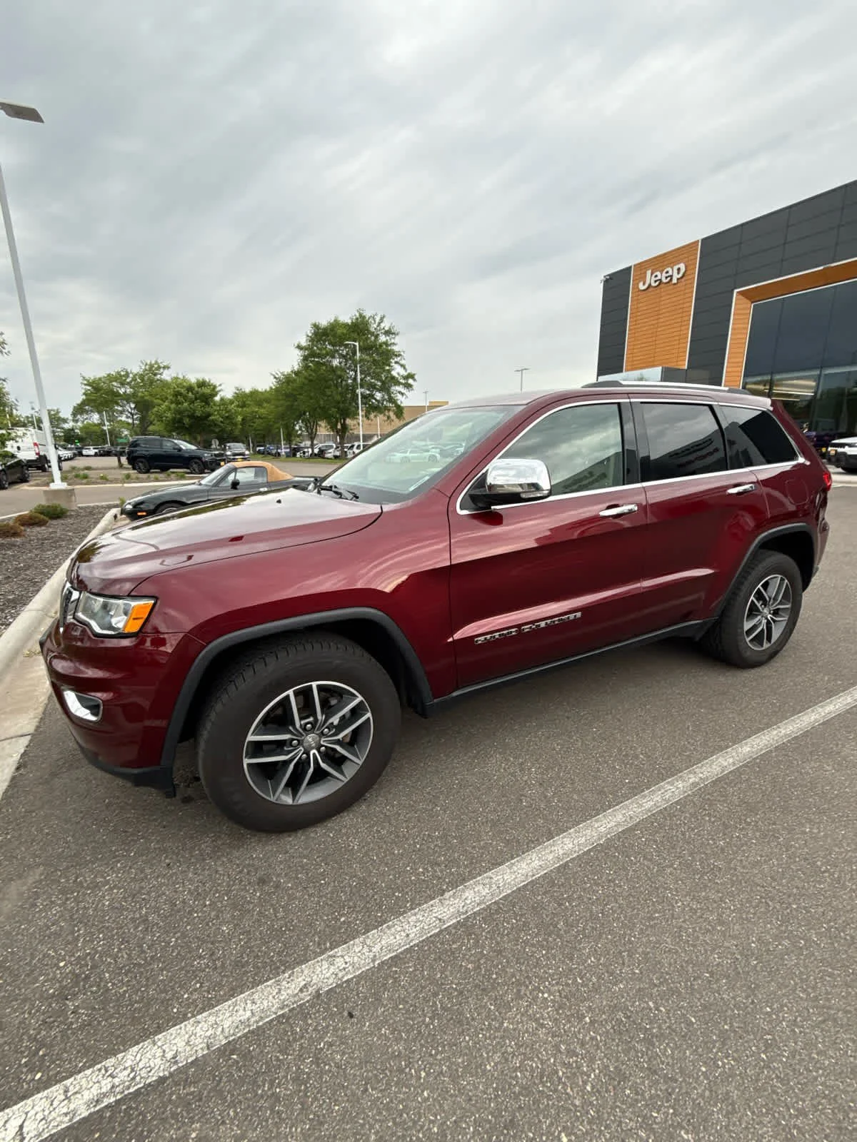 Used 2018 Velvet Red Pearlcoat Jeep Limited image 2