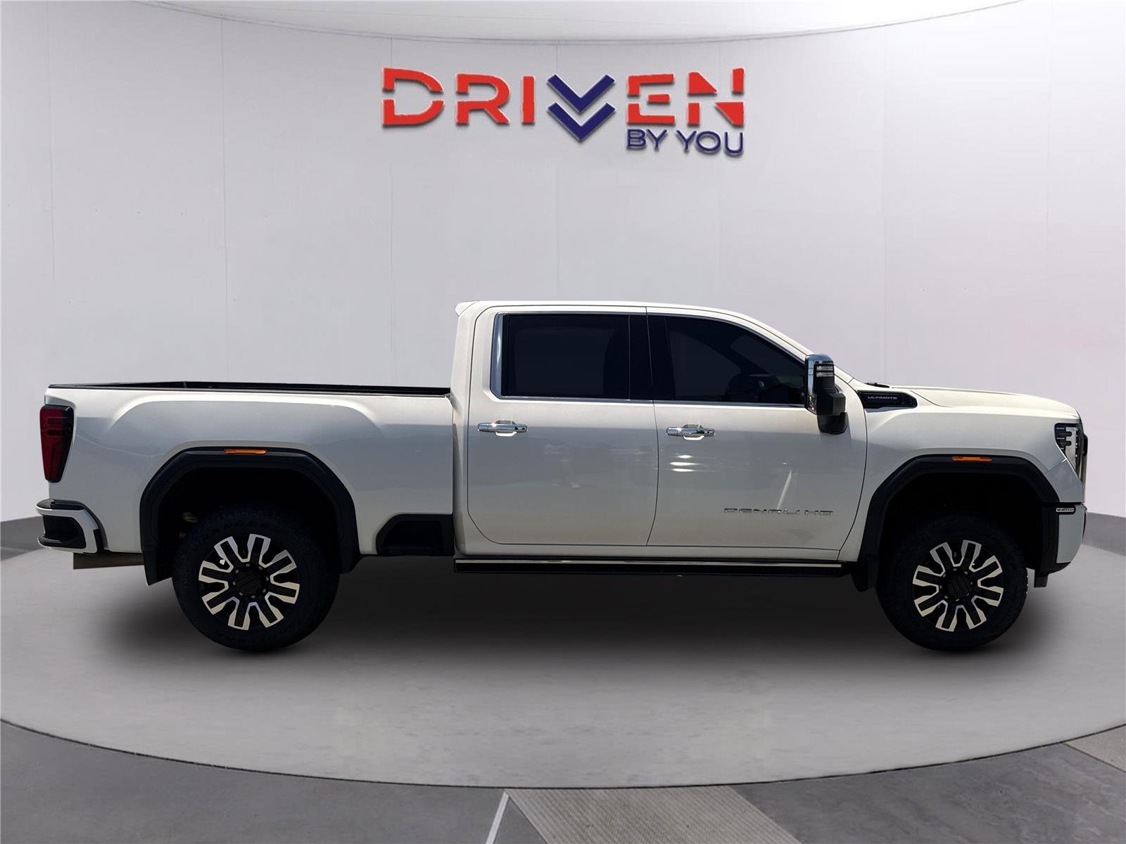 Used 2024 White Frost Tricoat GMC Denali Ultimate image 3