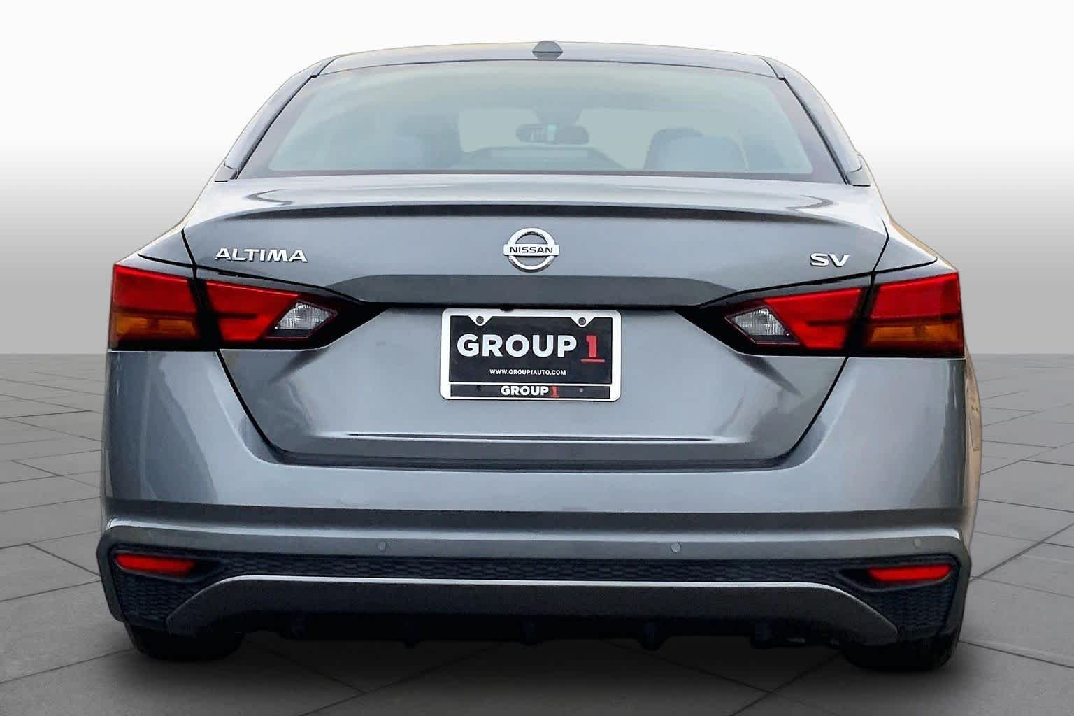 Used 2022 Gun Metallic Nissan 2.5 SV image 5