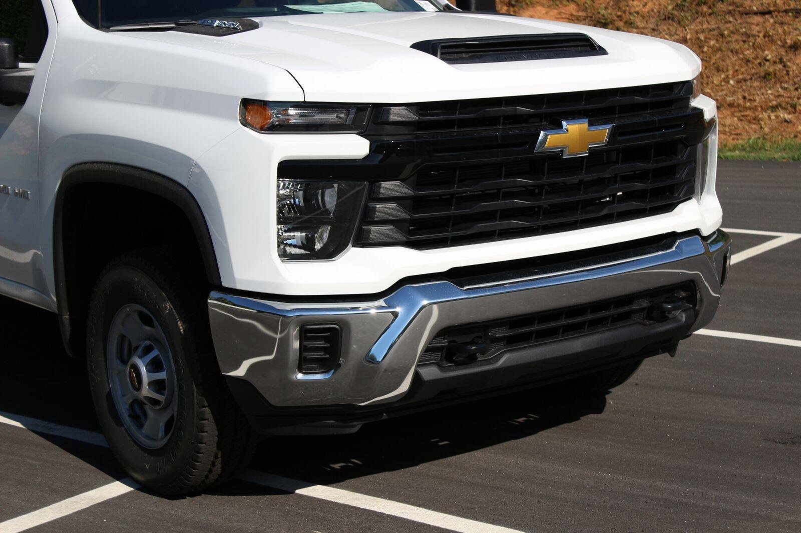 New 2026 Summit White Chevrolet WT image 9