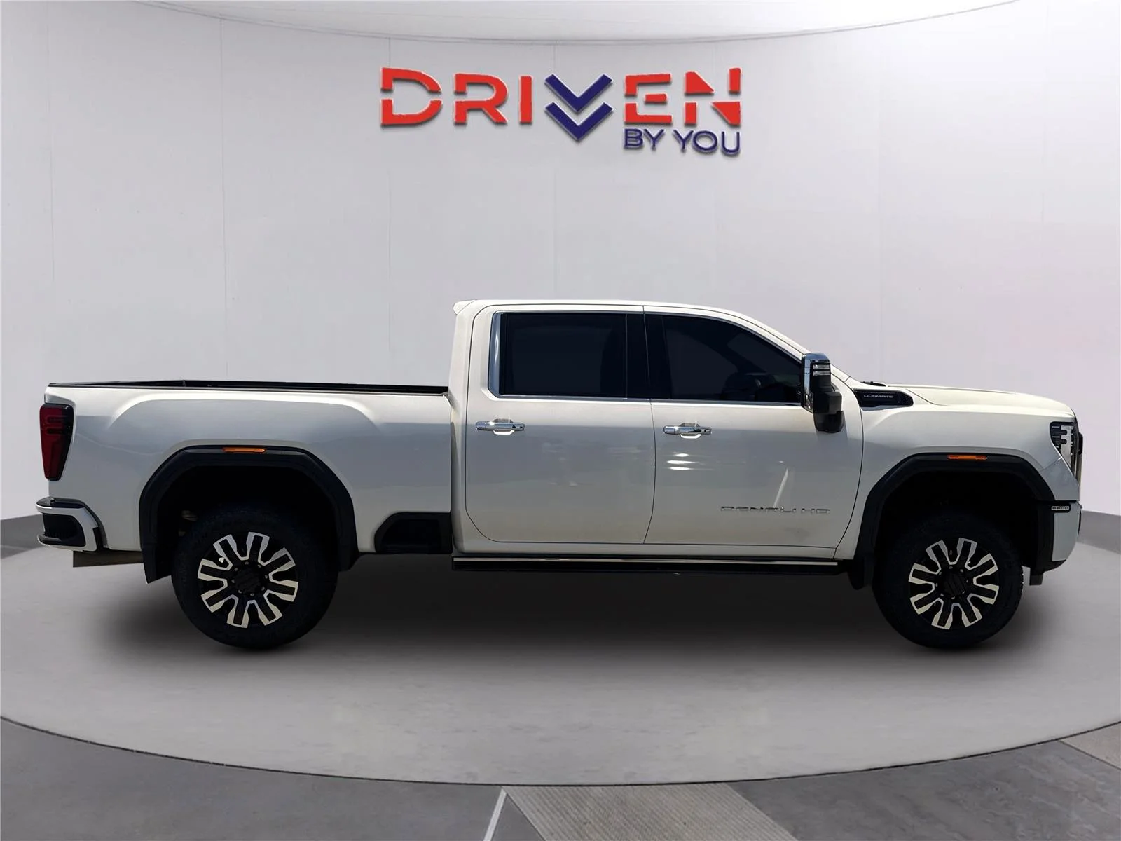 Used 2024 White Frost Tricoat GMC Denali Ultimate image 3