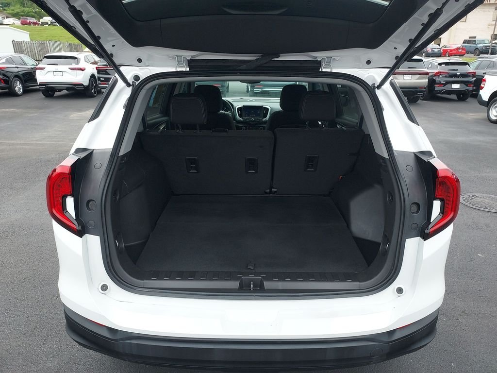 Used 2024 White GMC SLE image 9