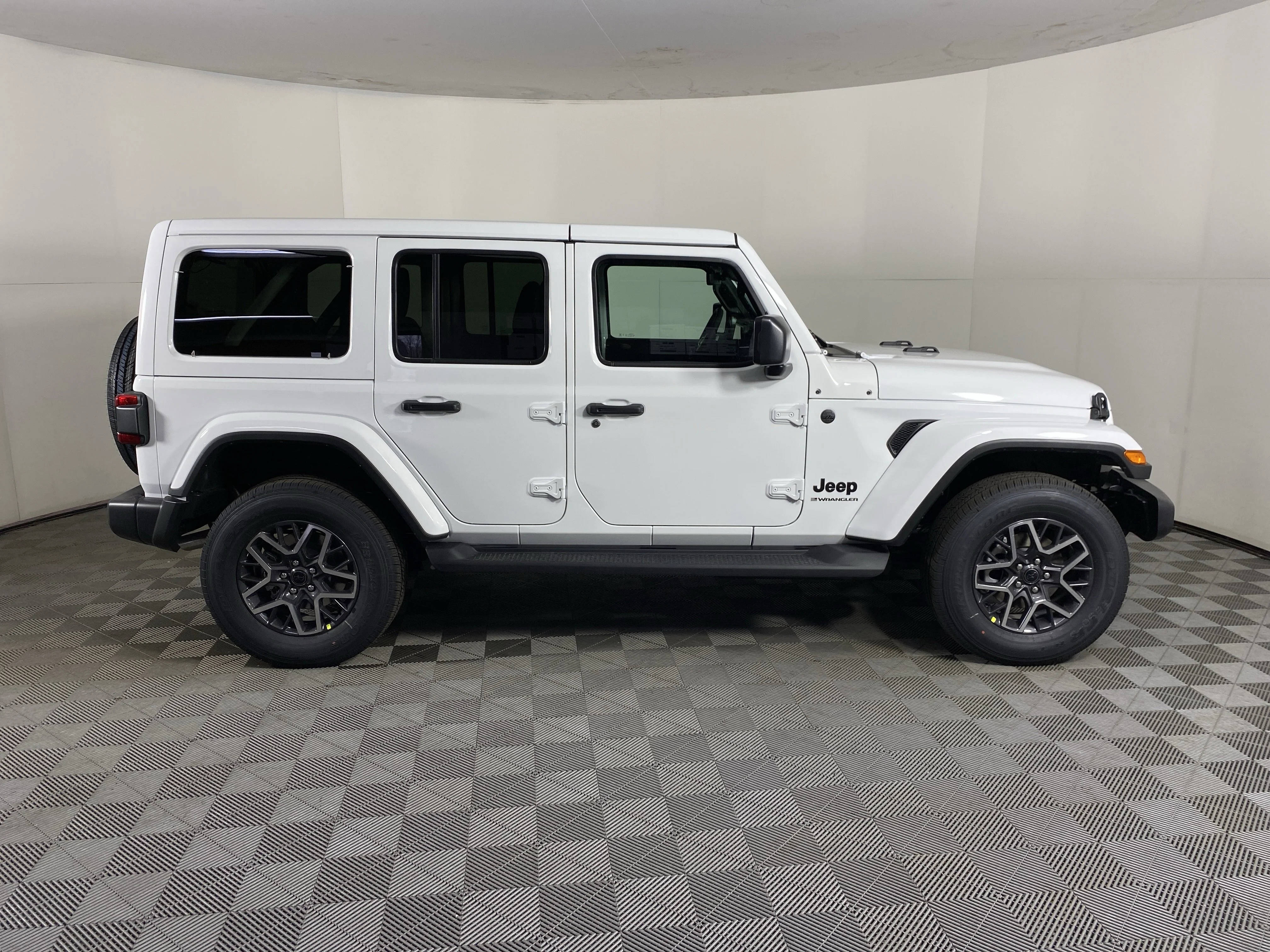 New 2026 Bright White Clear-Coat Exterior Paint Jeep Sahara image 6