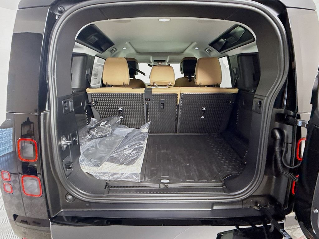 New 2026 Santorini Black Land Rover X-Dynamic SE image 21