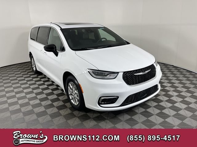 2026 Chrysler Pacifica Select's photo