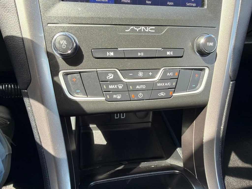 Used 2020 Blue Ford SE image 8
