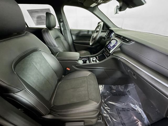 New 2025 Diamond Black Crystal Pearl-Coat Exterior Paint Jeep Altitude X image 29