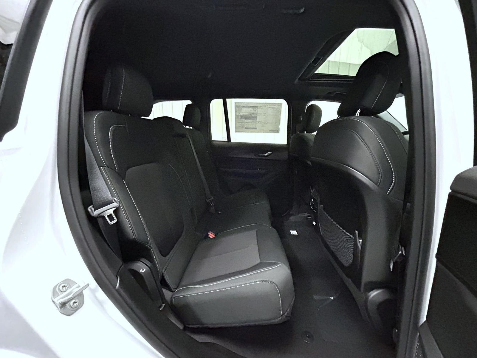 New 2026 Bright White Clear-Coat Exterior Paint Jeep Laredo X image 17