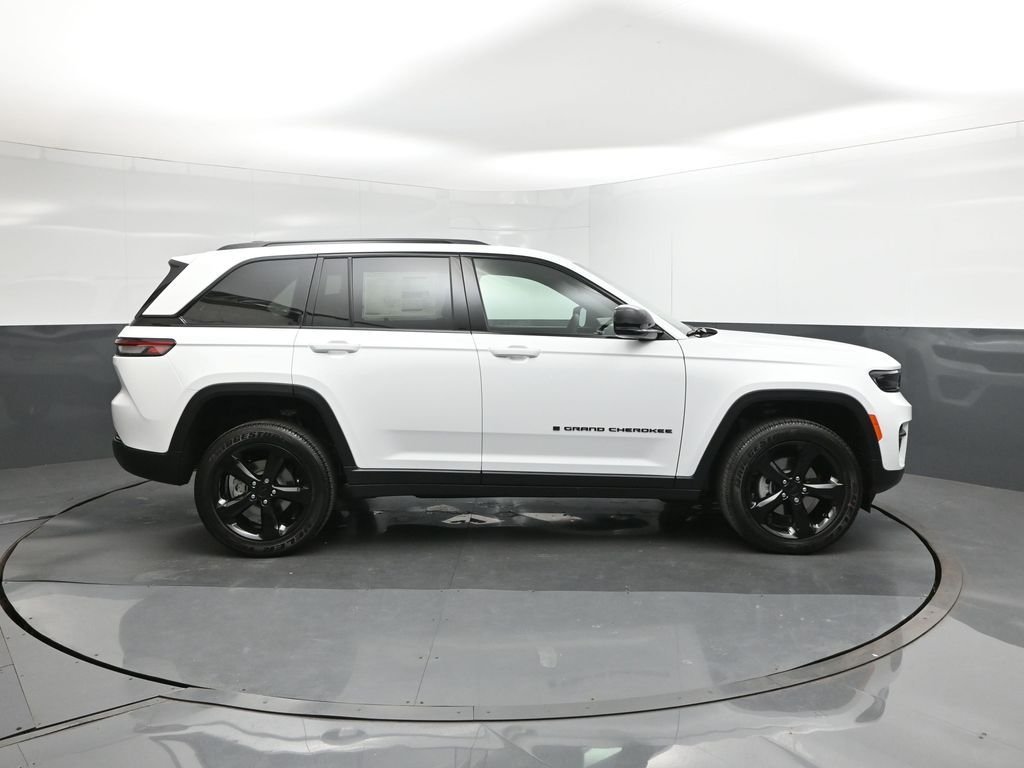 New 2025 Bright White Clear-Coat Exterior Paint Jeep Altitude X image 26