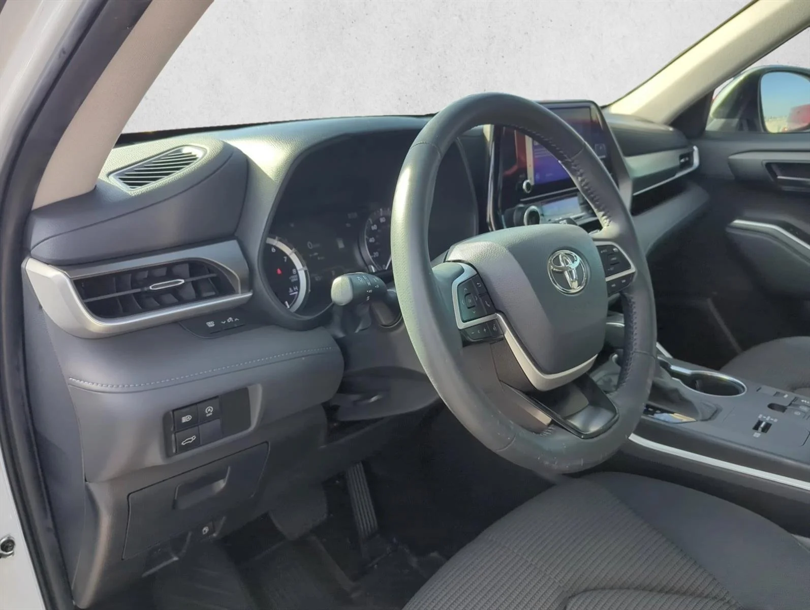 Used 2024 Wind Chill Pearl Toyota LE image 13