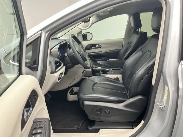 Used 2024 Silver Mist Clearcoat Chrysler Hybrid Select image 3