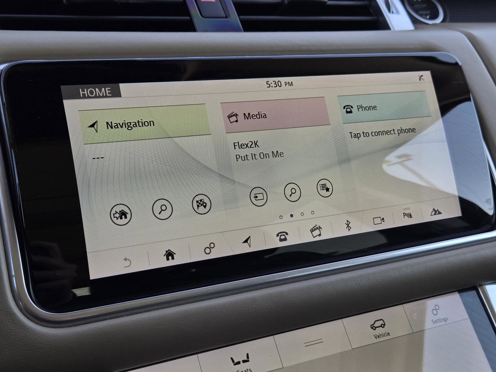 Used 2019 Fuji White Land Rover Dynamic image 18