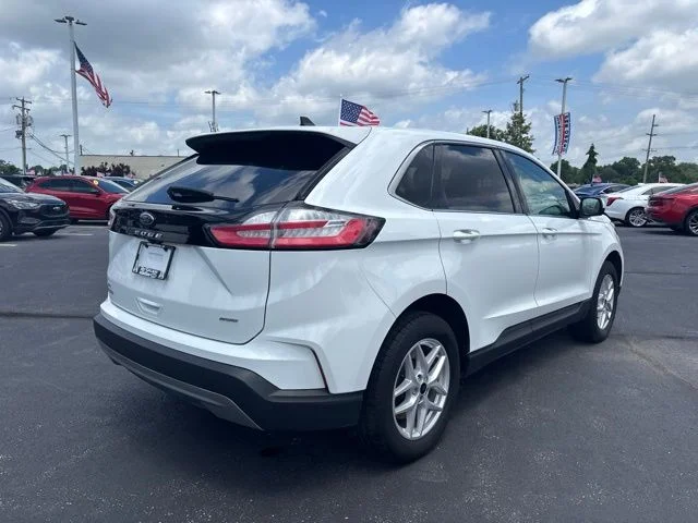 Used 2024 Oxford White Clearcoat Ford SEL image 7