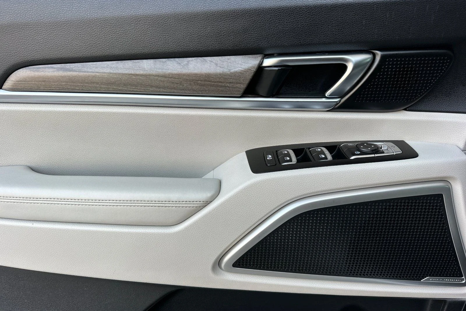 Used 2020 White Kia EX image 10