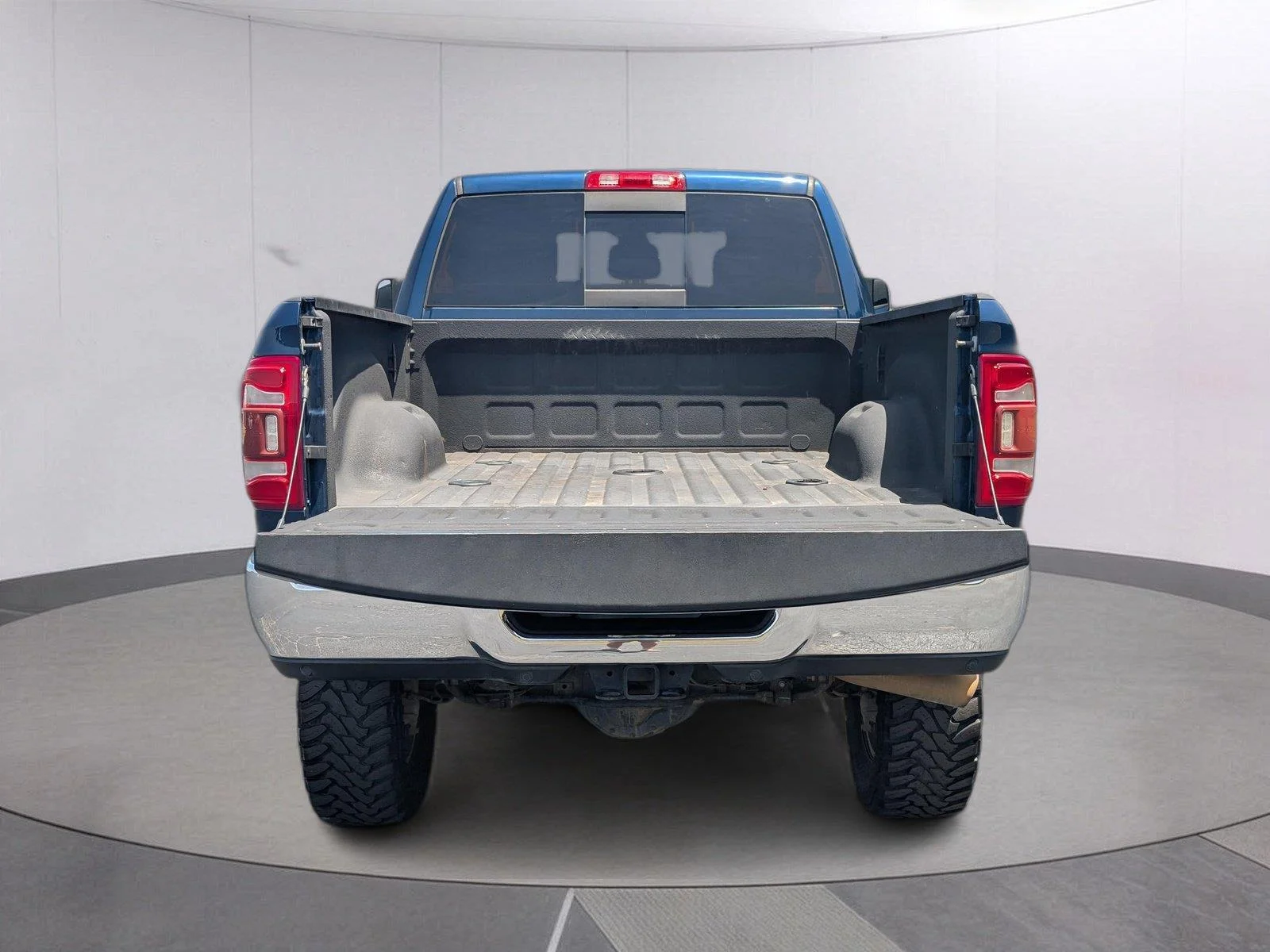Used 2020 Patriot Blue Pearlcoat Ram Laramie image 5