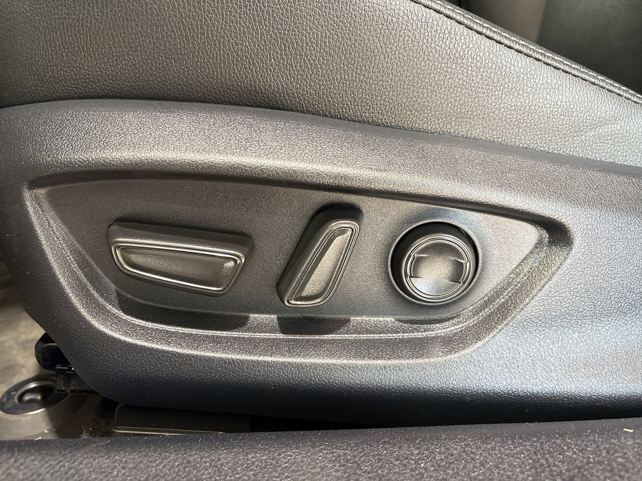 Certified Used 2025 Ice Toyota SE image 12