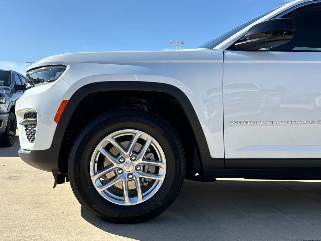 New 2026 Bright White Clear-Coat Exterior Paint Jeep Laredo X image 5