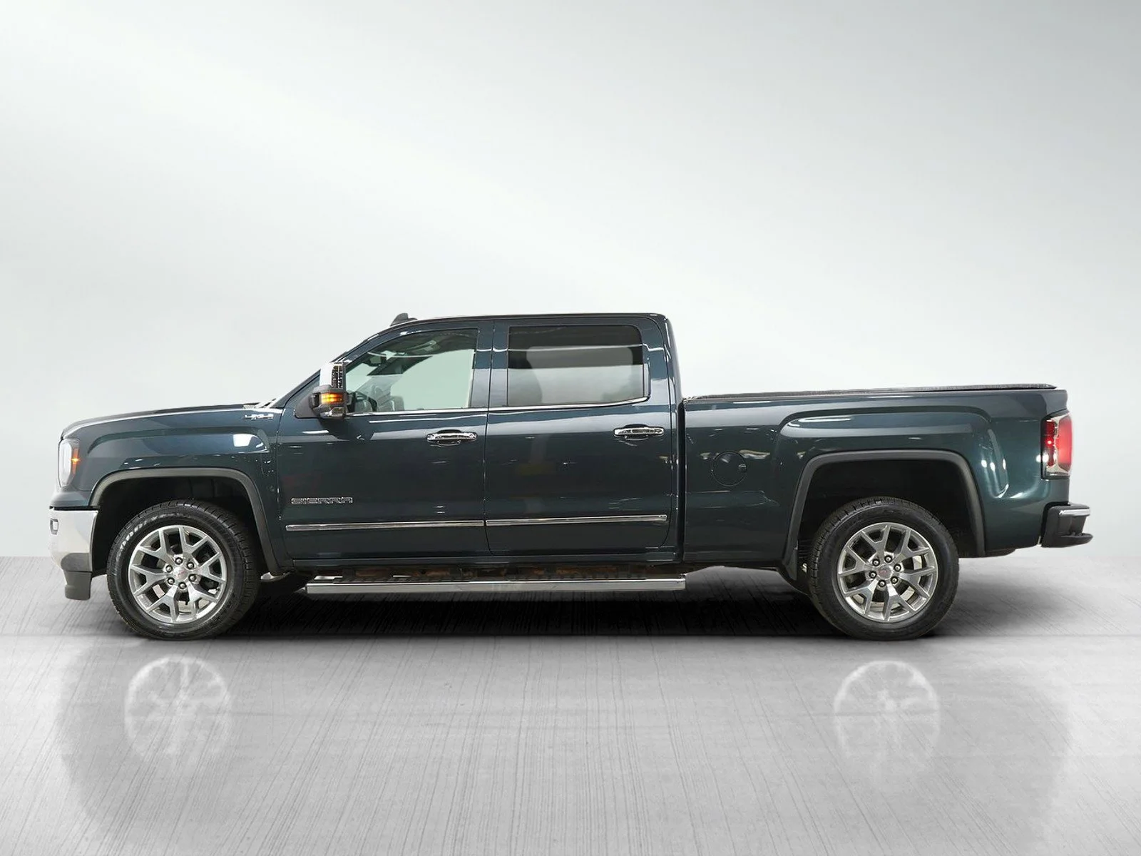 Used 2018 GMC Sierra 1500 SLT with VIN 3GTU2NEJ5JG437080 for sale in Bloomington, Minnesota