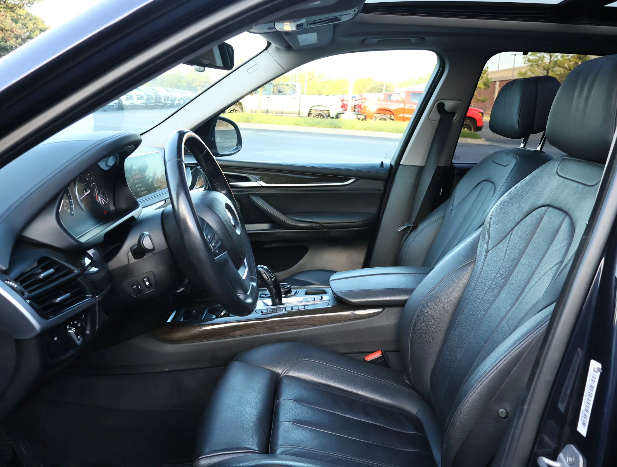 Used 2015 Blue BMW xDrive50i image 9