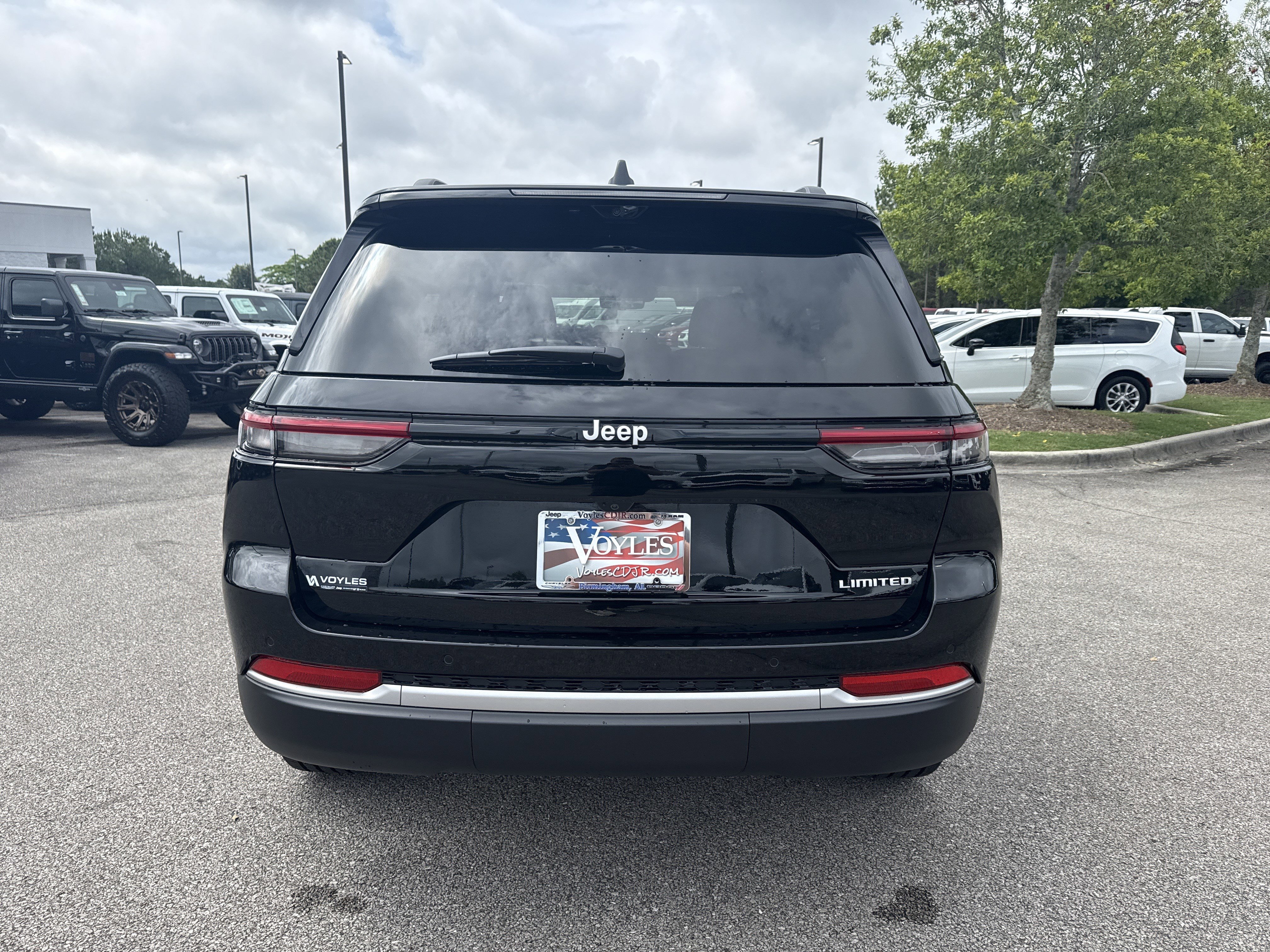 New 2026 Diamond Black Crystal Pearl-Coat Exterior Paint Jeep Limited image 6