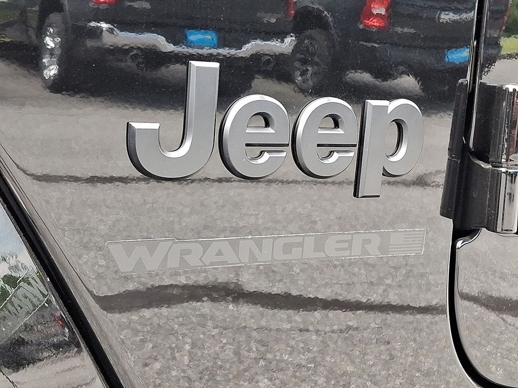 New 2026 Black Clear-Coat Exterior Paint Jeep Sahara image 20