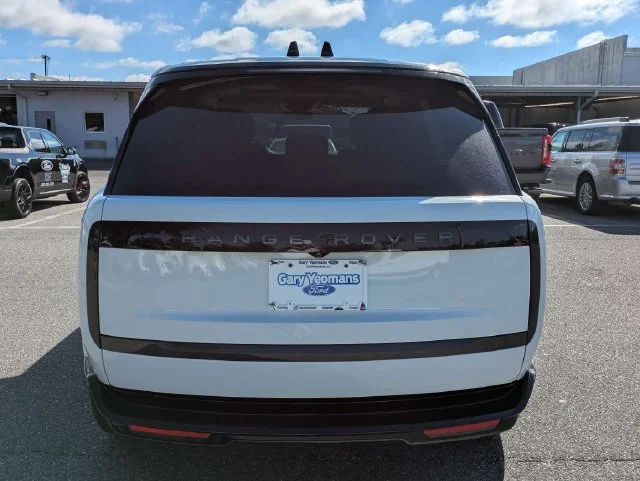 Used 2025 Fuji White Land Rover SE image 4