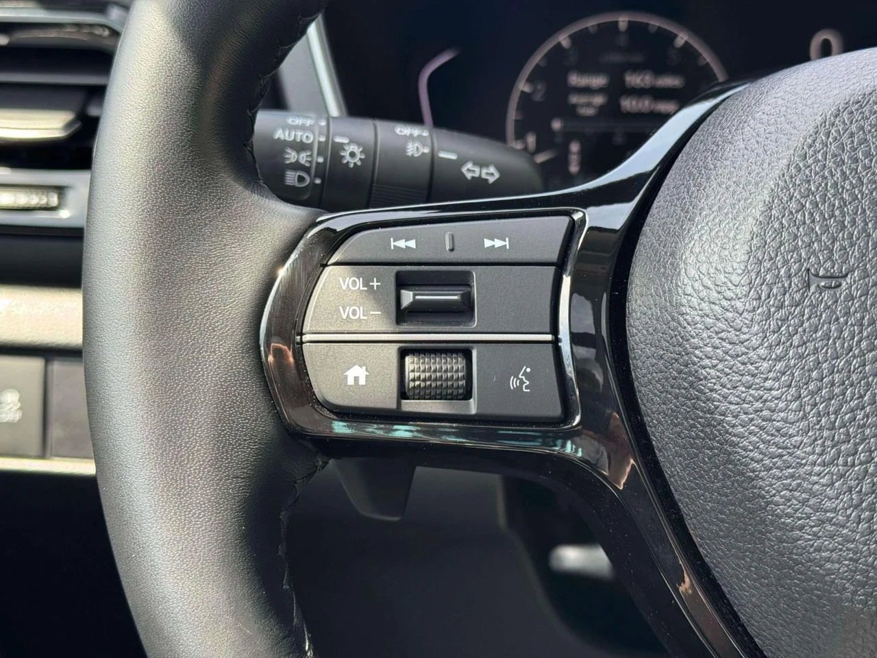 Used 2025 Platinum White Pearl Honda Touring image 25