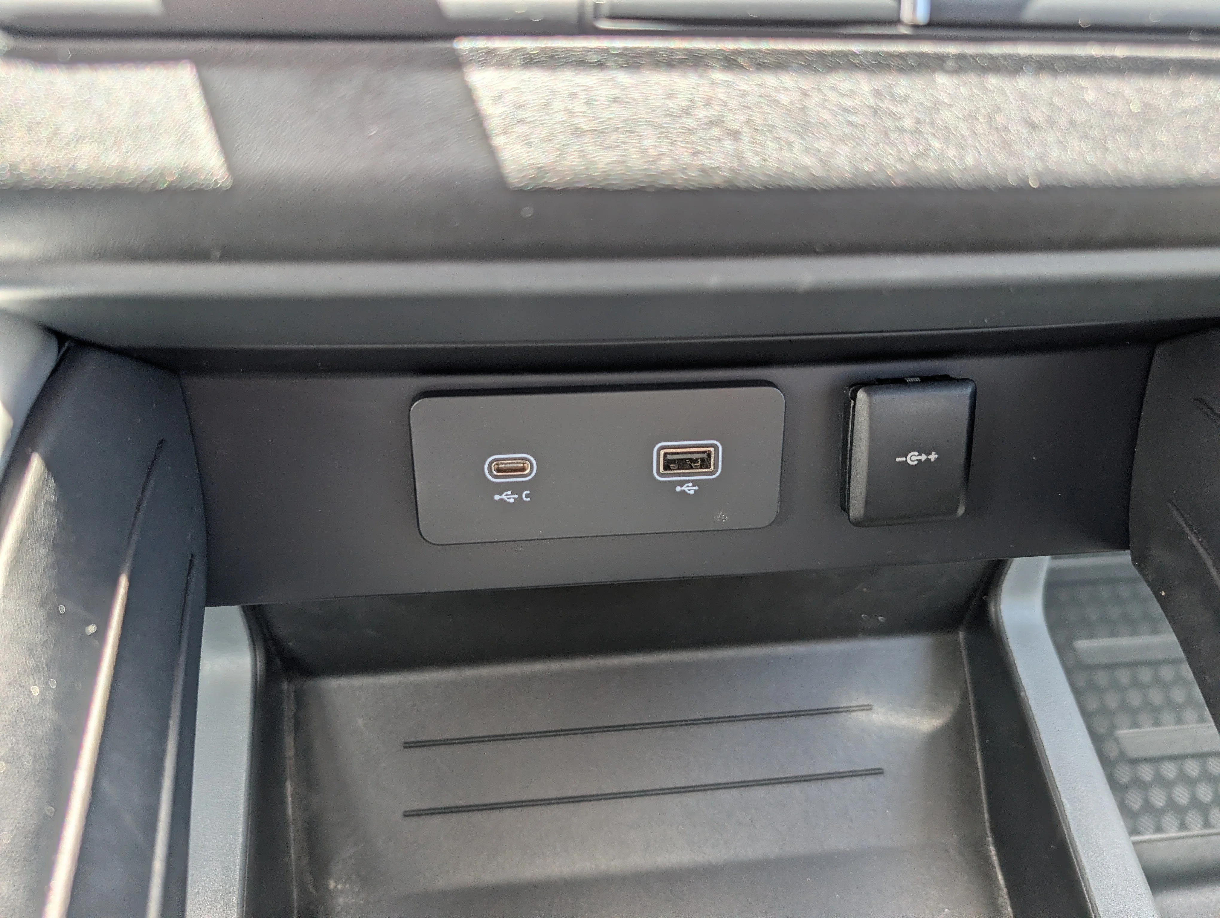Used 2024 Tasman Blue Metallic Land Rover X-Dynamic SE image 33