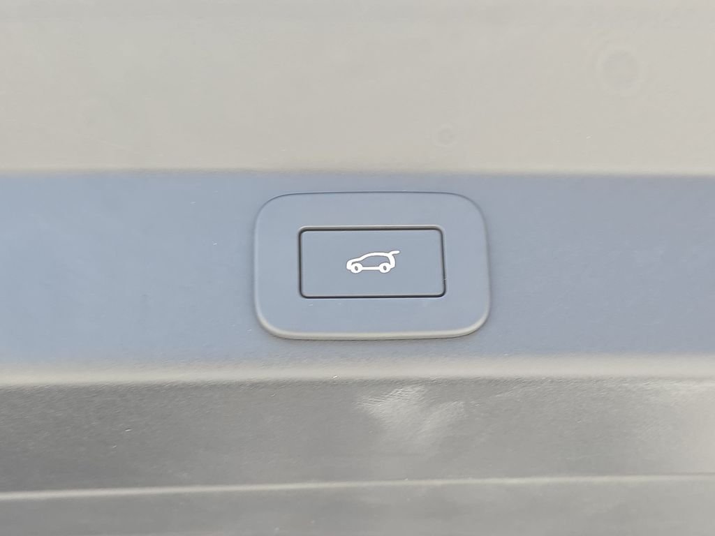 New 2026 Carpathian Grey Land Rover Dynamic SE image 13